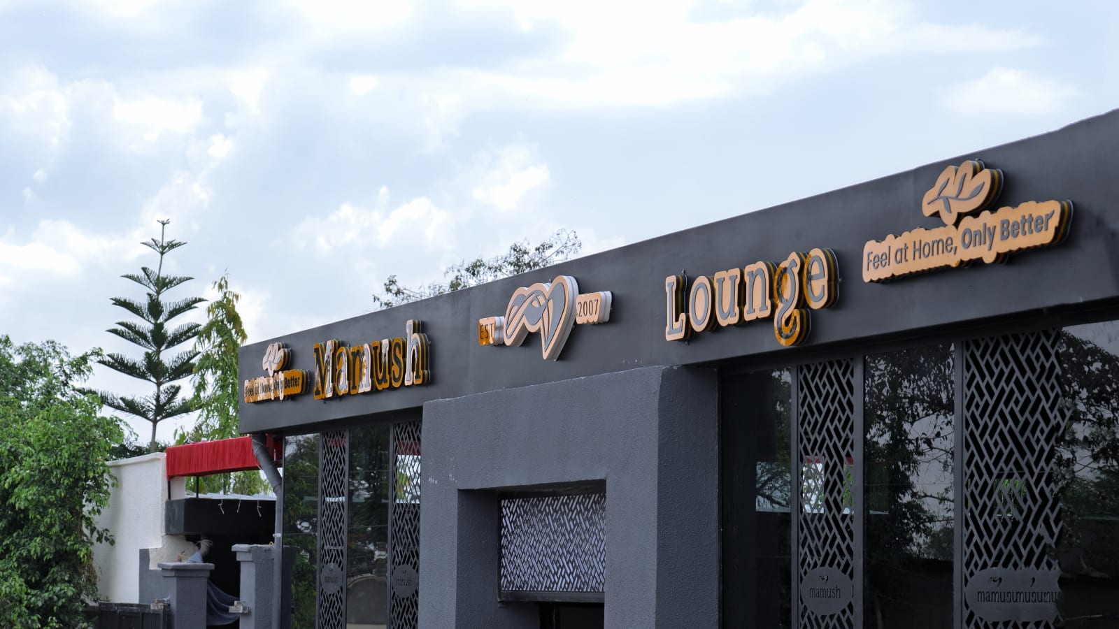 Mamush Hotel exterior lounge